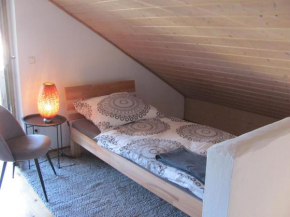 #4 Dachstudiozimmer mit 2 Betten und Balkon mit WG Bad Airport nah freies W-Lan